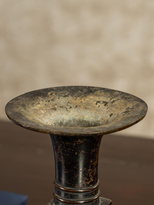 清	铜瑞兽纹天圆地方花觚（紫檀座） 商品图2