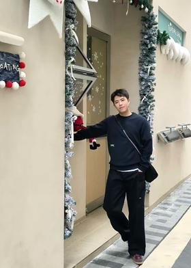 男生全黑系也能很有节日感
