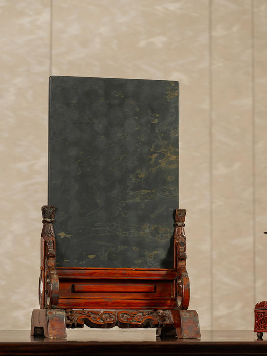 清	木雕朱漆卷草纹边座嵌金星金晕歙砚板插屏 商品图0