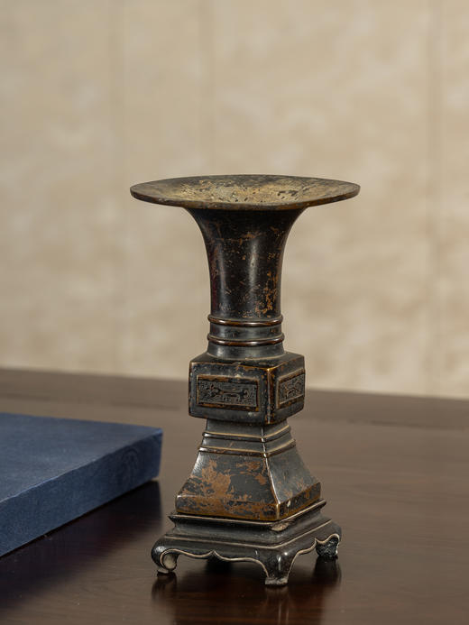 清	铜瑞兽纹天圆地方花觚（紫檀座） 商品图4