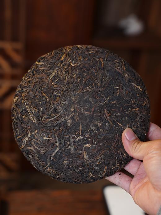 老客福利，最后库存微瑕【红标】9年老料巅峰拼配 2015年春茶 勐海布朗山古树拼配普洱生茶饼 357g/饼 商品图1