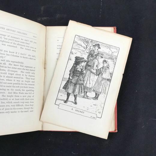 1889年 莫尔斯沃思夫人《教区牧师的孩子们》 沃尔特克兰7幅插图 漆布精装32开 商品图13