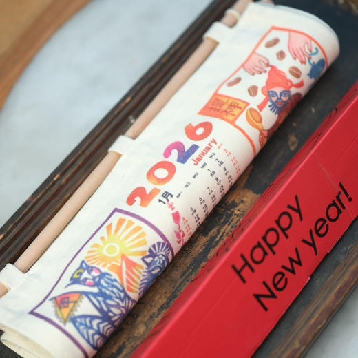 春节礼盒系列||2026甲马帆布财神许愿挂历 水彩印染 帆布收纳 甲马图腾悬四季 精神年历藏春秋  商品图0