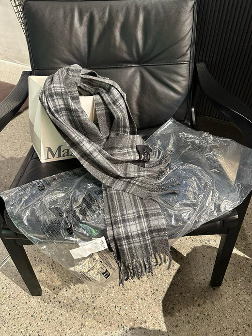 国内现货MaxMara黑灰格子羊绒围巾1300元配购物袋 商品图2
