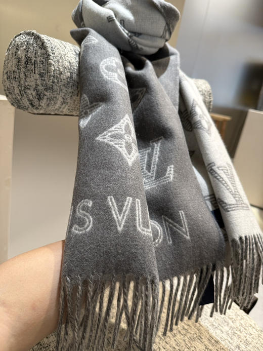 秋冬特惠💰320 LV围巾 Essential Shine 围巾将金属纤维织入 Monogram 图案 商品图7