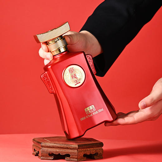 兰陵 红王礼盒  42度浓香型白酒 500mL*2内置一个分酒器四个小酒杯 商品图5
