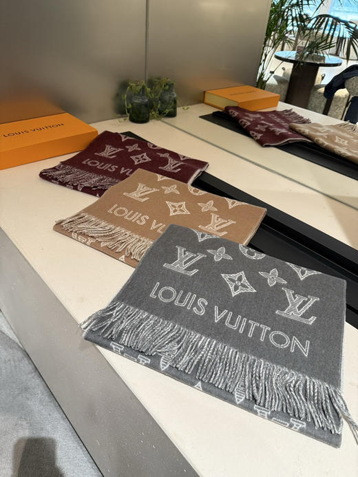 秋冬特惠💰320 LV围巾 Essential Shine 围巾将金属纤维织入 Monogram 图案 商品图1