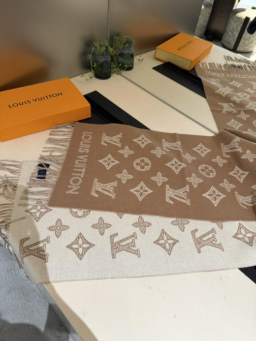 秋冬特惠💰320 LV围巾 Essential Shine 围巾将金属纤维织入 Monogram 图案 商品图6