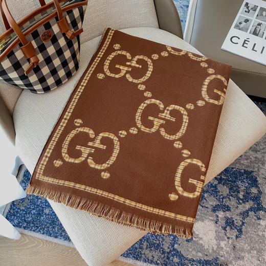 秋冬特惠💰150 古驰围巾【双G提花双面披肩】款式经典，大方时髦，不过时，随便什么时候拿出来戴都好看 商品图1