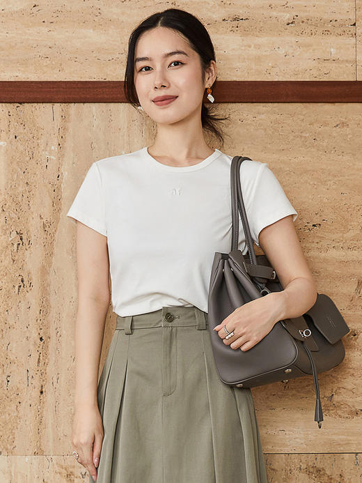 夏季新款白色基础款 T 恤 修身显瘦弹力棉圆领刺绣标打底衫 商品图0