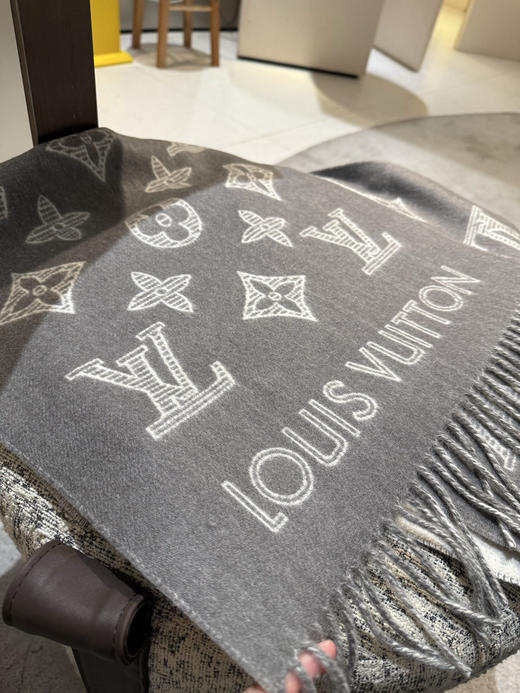 秋冬特惠💰320 LV围巾 Essential Shine 围巾将金属纤维织入 Monogram 图案 商品图6