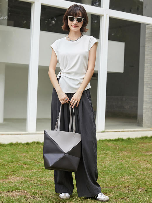 白色肌理感圆领无袖上衣女 侧边抽褶彩珠设计 修身显瘦百搭短袖 T 恤 商品图2