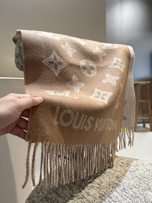 秋冬特惠💰320 LV围巾 Essential Shine 围巾将金属纤维织入 Monogram 图案 商品图7