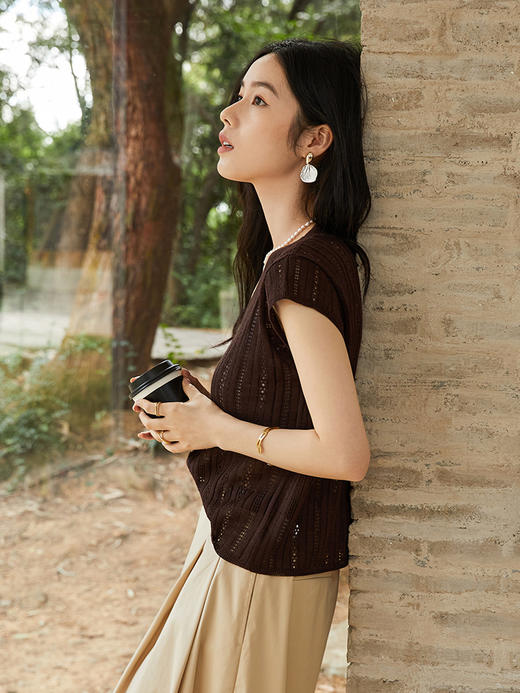 深棕色镂空针织马甲女 夏季薄款 V 领单排扣无袖外搭透气显瘦背心 商品图0