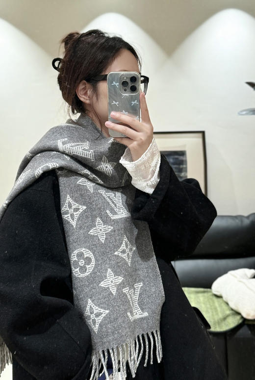 秋冬特惠💰320 LV围巾 Essential Shine 围巾将金属纤维织入 Monogram 图案 商品图0