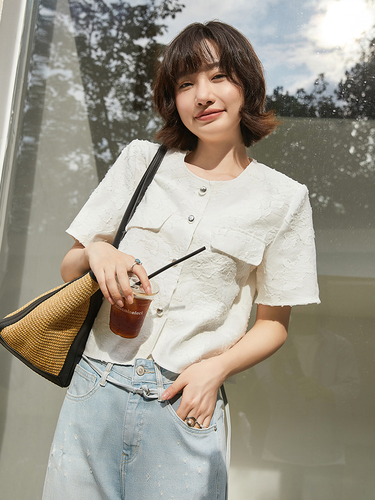 核心卖点：白色肌理面料、圆领设计、短袖版型、单排扣、小香风、显瘦显高