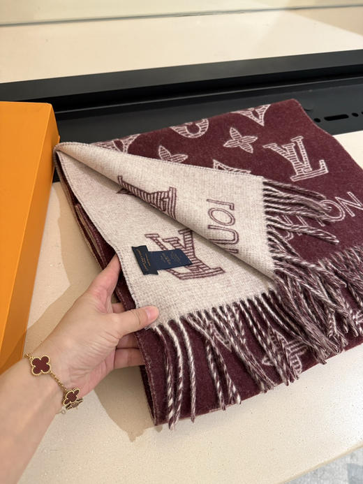 秋冬特惠💰320 LV围巾 Essential Shine 围巾将金属纤维织入 Monogram 图案 商品图4