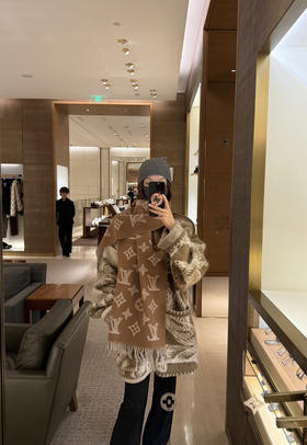 秋冬特惠💰320 LV围巾 Essential Shine 围巾将金属纤维织入 Monogram 图案