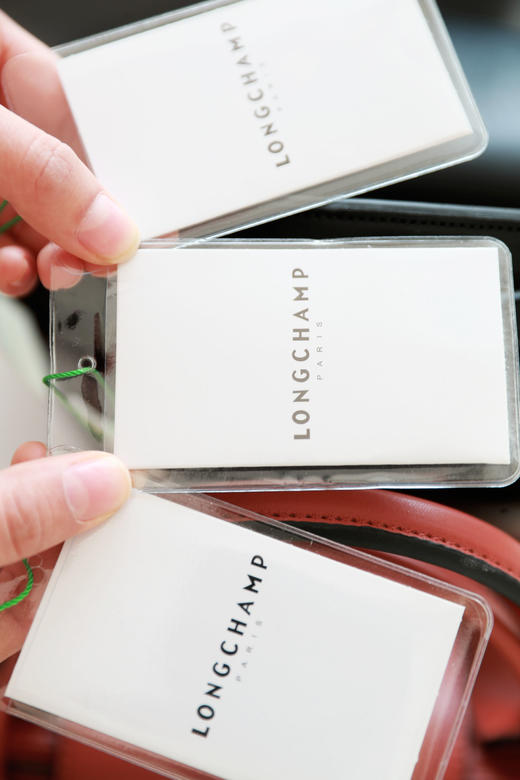 怎么背都好看，是饺子包哇。小标设计金属五金法式单肩包E011068 商品图3