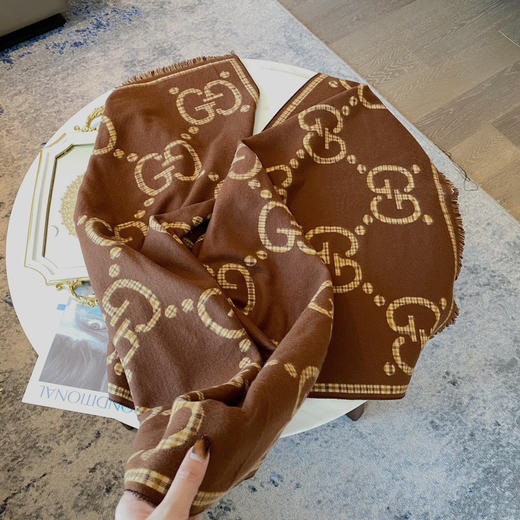 秋冬特惠💰150 古驰围巾【双G提花双面披肩】款式经典，大方时髦，不过时，随便什么时候拿出来戴都好看 商品图5