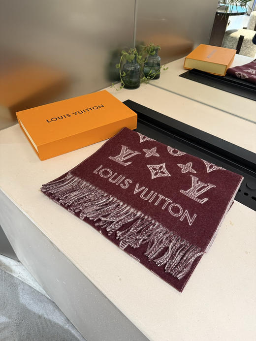 秋冬特惠💰320 LV围巾 Essential Shine 围巾将金属纤维织入 Monogram 图案 商品图2