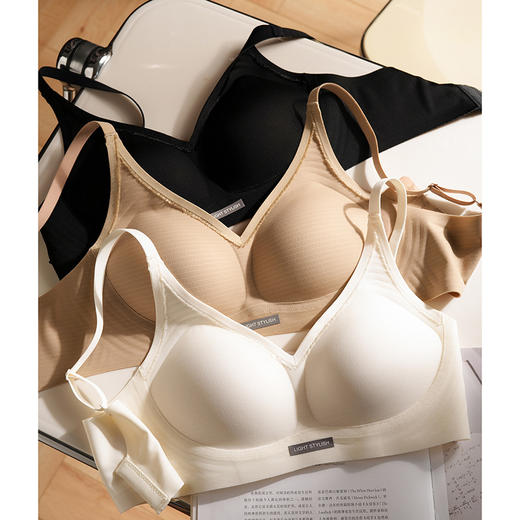 官网690！C家简约格纹光面V领舒适内衣女 隐形轻盈透气百搭软支撑聚拢无痕文胸 商品图7