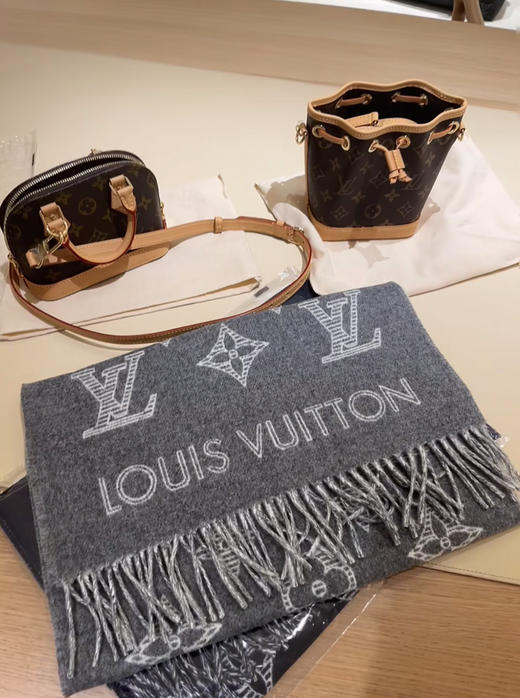 秋冬特惠💰320 LV围巾 Essential Shine 围巾将金属纤维织入 Monogram 图案 商品图8