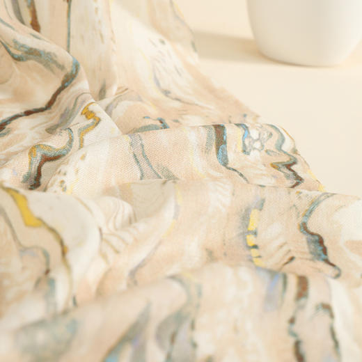 【纯羊毛围巾】经典材质！2米大规格  暖、轻、薄、软 四季可戴、新年豪礼 工厂直供（399元、再送礼盒礼袋） 商品图2