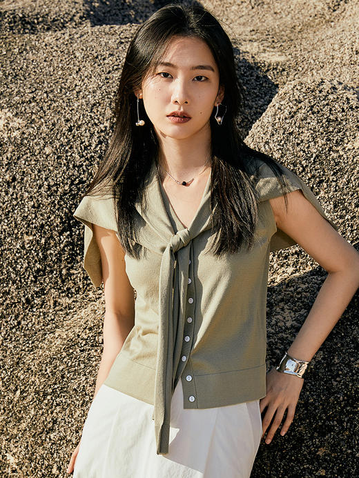 松弛感拉满！深灰色 V 领单排扣海军领系带针织马甲 夏季宽松显瘦通勤叠穿背心 商品图1