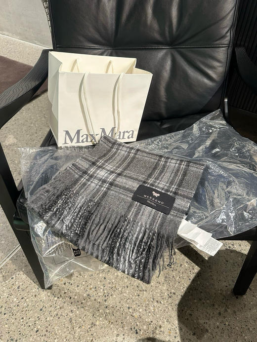 国内现货MaxMara黑灰格子羊绒围巾1300元配购物袋 商品图0