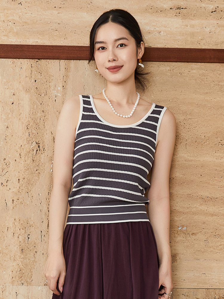 深灰白条纹 U 领针织背心女 坑条肌理修身显瘦内搭 百搭无袖打底上衣