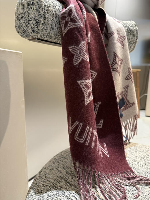 秋冬特惠💰320 LV围巾 Essential Shine 围巾将金属纤维织入 Monogram 图案 商品图8