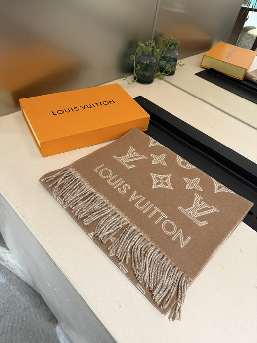 秋冬特惠💰320 LV围巾 Essential Shine 围巾将金属纤维织入 Monogram 图案 商品图2