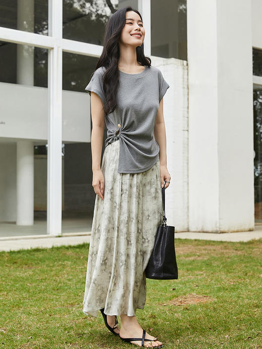 白色肌理感圆领无袖上衣女 侧边抽褶彩珠设计 修身显瘦百搭短袖 T 恤 商品图3