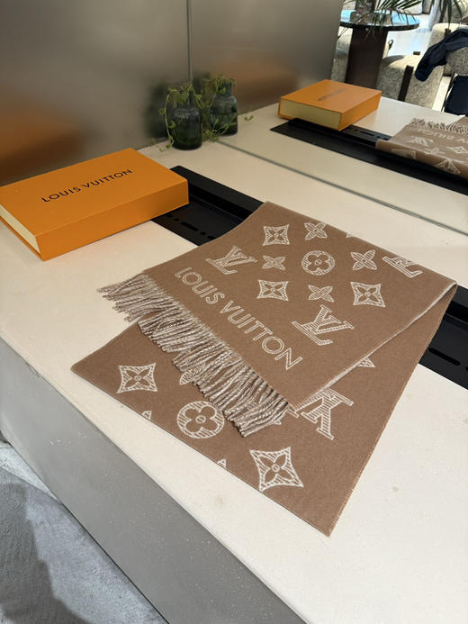 秋冬特惠💰320 LV围巾 Essential Shine 围巾将金属纤维织入 Monogram 图案 商品图5