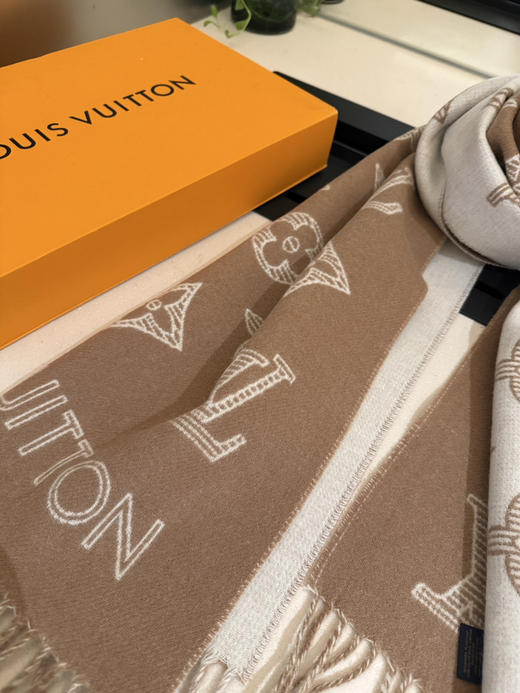 秋冬特惠💰320 LV围巾 Essential Shine 围巾将金属纤维织入 Monogram 图案 商品图8