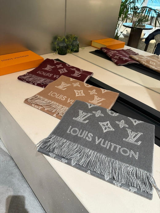秋冬特惠💰320 LV围巾 Essential Shine 围巾将金属纤维织入 Monogram 图案 商品图1