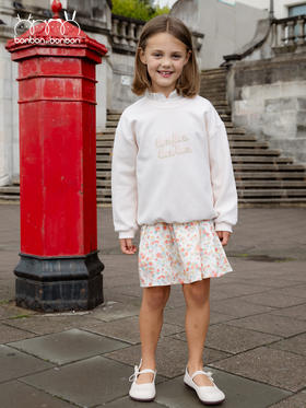 浅粉色刺绣卫衣