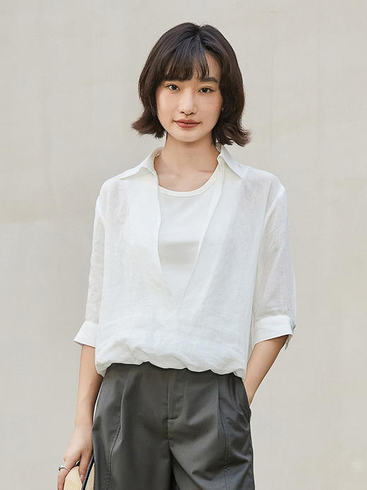 法式慵懒风白色假两件天丝衬衫套装女 内搭吊带 + V 领翻领宽松防晒衫 小个子度假风两件套上衣 商品图0