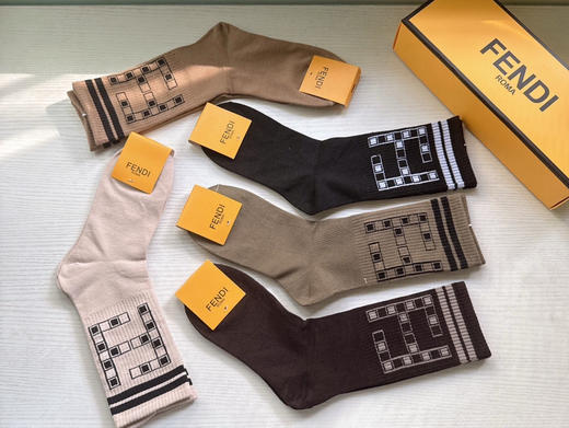 秋冬特惠💰130 芬迪袜子 FF新品长筒袜子【一盒五双】超级经典的双F标志，纯棉材质制造 商品图4