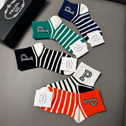 秋冬特惠💰130 普拉达袜子 新品中筒袜子【一盒五双】纯棉材质织造，提花经典标志 商品图5