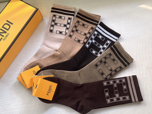 秋冬特惠💰130 芬迪袜子 FF新品长筒袜子【一盒五双】超级经典的双F标志，纯棉材质制造 商品图5