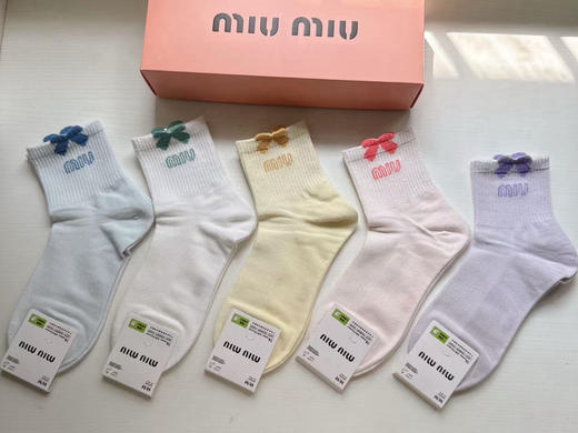 秋冬特惠💰130 缪缪袜子 新品女款中筒袜子【一盒五双】提花经典字母，透气柔软舒适 商品图0
