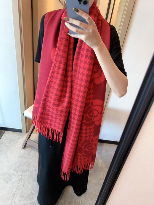 秋冬特惠💰150 香奈儿围巾 斜纹真丝经典山茶花图案设计风格 商品图1