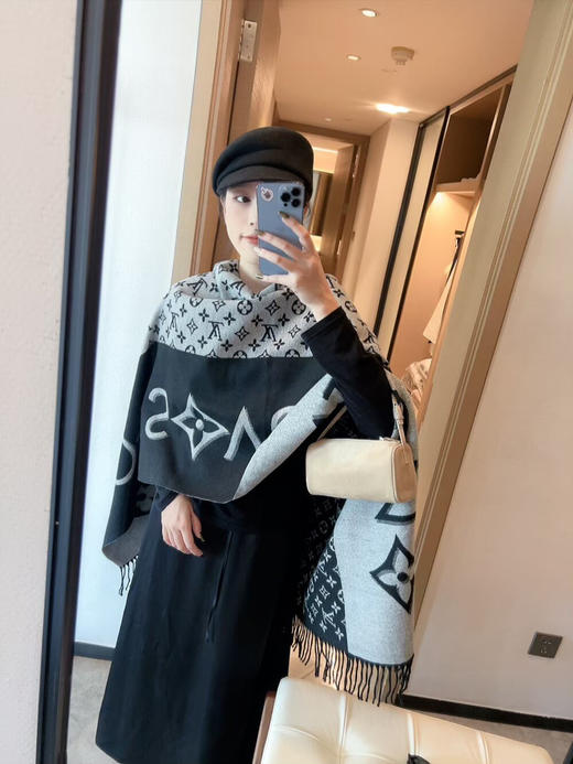 秋冬特惠💰150 LV围巾 当季双面热款女羔绒两用围巾 商品图1