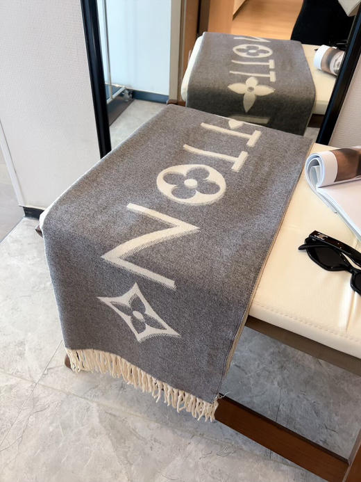 秋冬特惠💰150 LV围巾 当季双面热款女羔绒两用围巾 商品图6