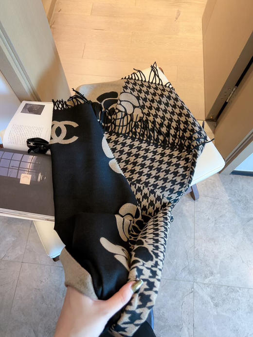 秋冬特惠💰150 香奈儿围巾 斜纹真丝经典山茶花图案设计风格 商品图5