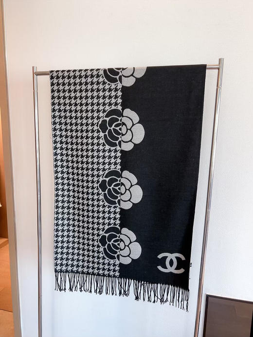 秋冬特惠💰150 香奈儿围巾 斜纹真丝经典山茶花图案设计风格 商品图3