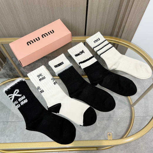 秋冬特惠💰140 缪缪袜子【一盒四双】缪缪高品质超级爆款网红羊绒高筒袜子 商品图1