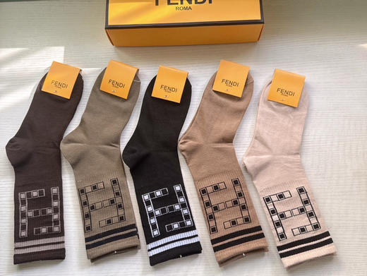 秋冬特惠💰130 芬迪袜子 FF新品长筒袜子【一盒五双】超级经典的双F标志，纯棉材质制造 商品图6